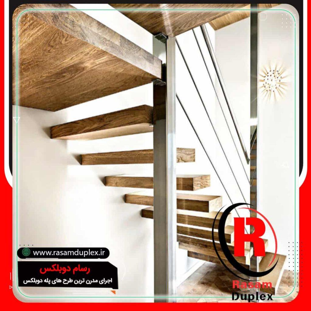 راه پله چوبی داخل ساختمان