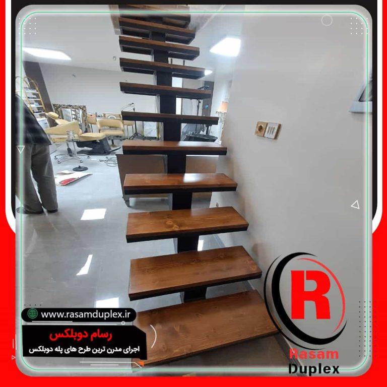 اجرای راه پله تک محور وسط چوبی